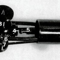 Fig. 1. Dispositivo expansor intersomálico endoscópico y extremo de la pinza portadora (Ver explicación en Material y Métodos).